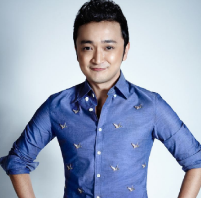 央视主持人尼格买提,阳光帅气的新疆小伙,多年坚持低调做一件事