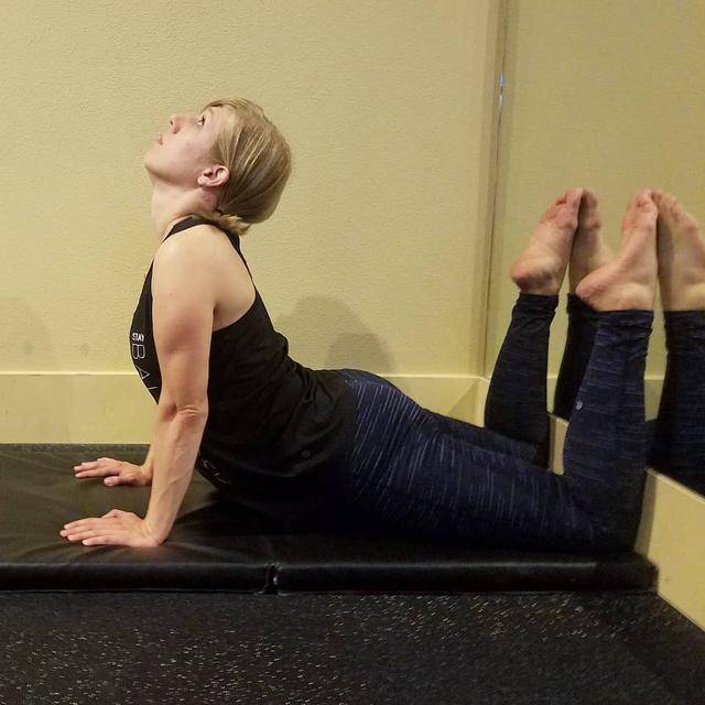 瑜伽蛇王式放松你的肌肉使你的柔韧性更好