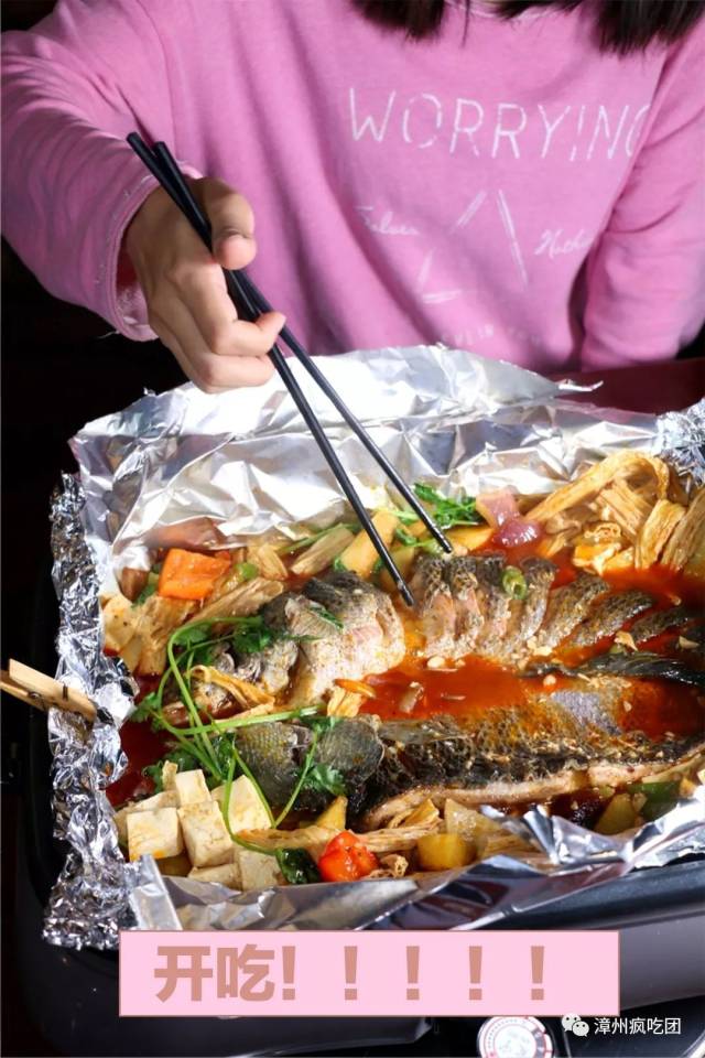 网红纸包鱼厨师长图片图片
