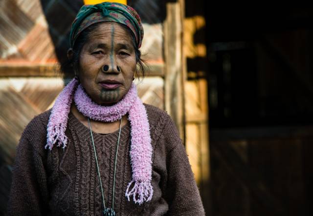 无可奈何之下,阿帕塔尼部落的女人勇敢地选择牺牲自我的美貌来保全