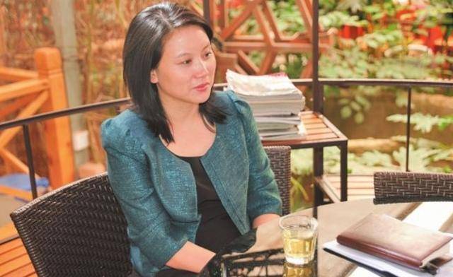 我们都知道著名的央视主持人董卿,不光学富五车,情商也特别高,观众很