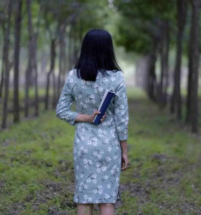 穿上旗袍保持一点神秘感做一个让人心动的背影杀手