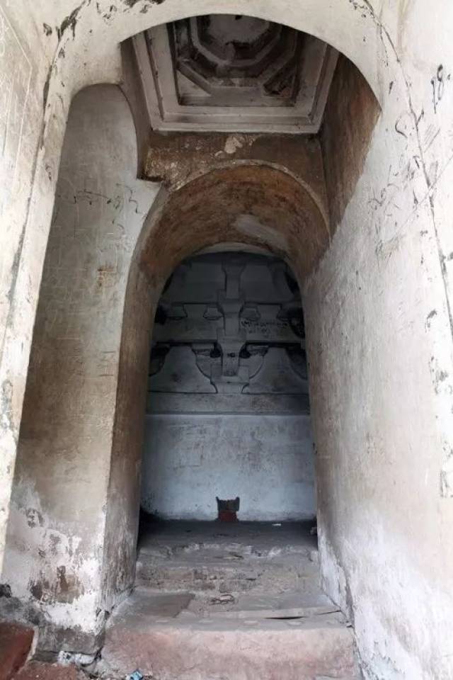 塔顶为四角攒尖式 灵宝塔的结构和风格与西安小雁塔相似 于灵宝塔处观