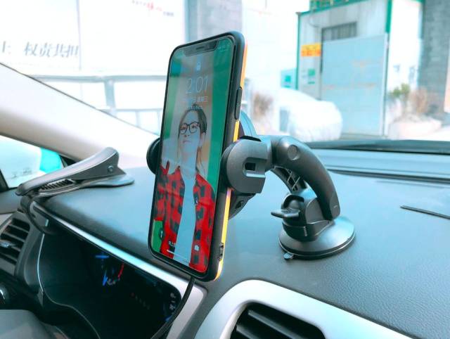 抖音爆款!导航、充电两不误的车载支架终于来