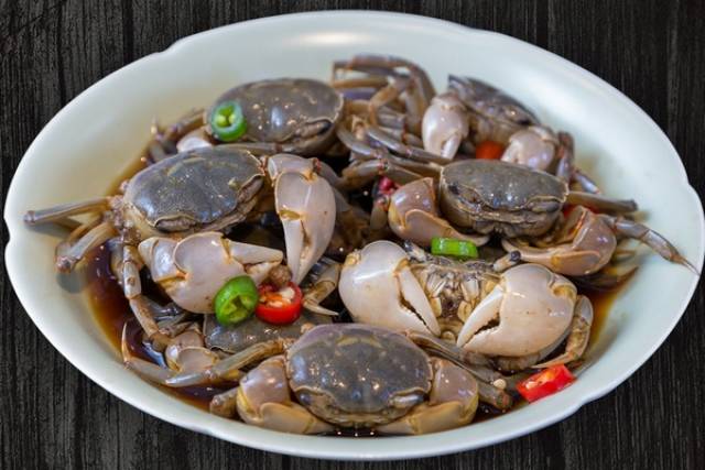 用石磨研磨后即成咸香无比的"蟛蜞酱"