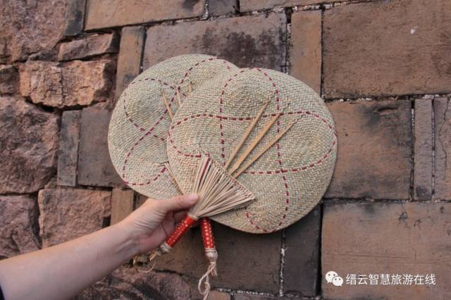 一把蒲扇一生情!这个88岁老奶奶的扇子,可曾摇出你的童年回忆?