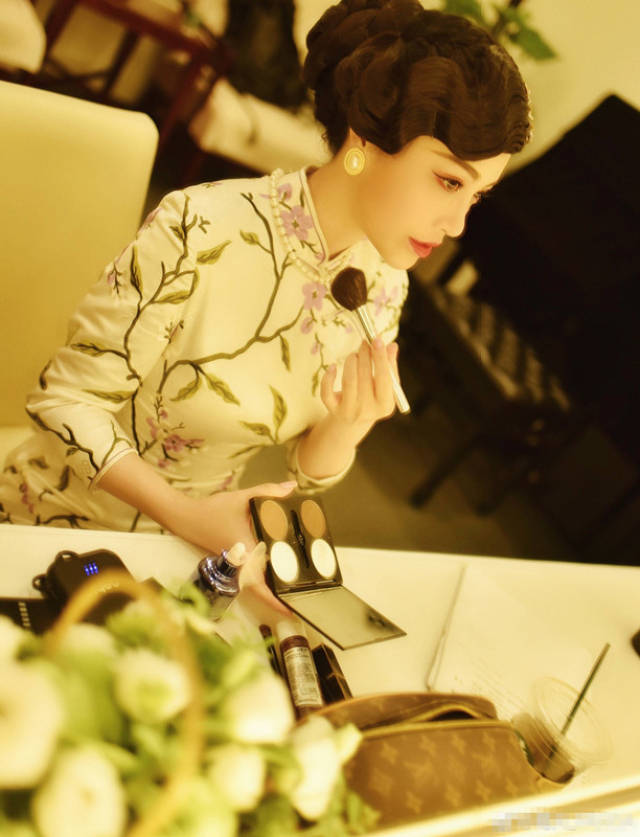 葛天日前,一组葛天旗袍美照曝光颇有复古韵味,这组美照是葛天作为话剧