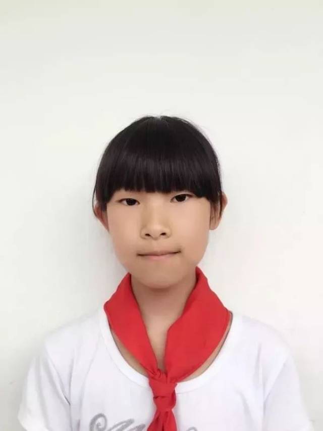 "新时代好少年" 施欣怡 (热心公益) 温岭市石塘镇中心小学 秀气的外表