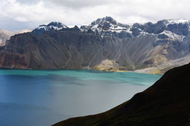 中国最大的火山湖 最深处370米 曾被封禁200年