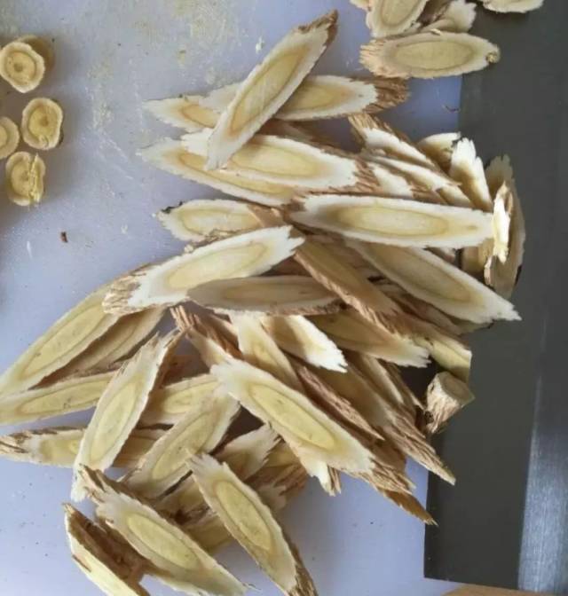 3,柳叶片: 刀口与药材成15°角,斜片长度在6cm以上,多用尾部与较细