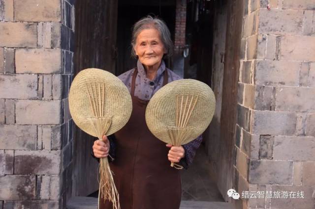 一把蒲扇一生情!这个88岁老奶奶的扇子,可曾摇出你的童年回忆?