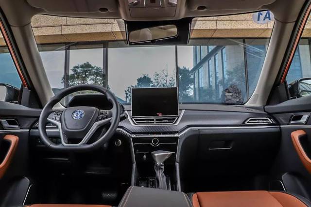 启辰t60采用了环抱式中控布局,中控台材料以搪塑软质材料 硬塑料为主