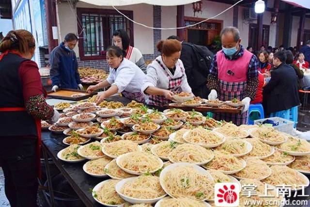 热闹非凡 品特色农家坝坝宴,荤素佳味十里飘香 坝坝宴席桌呈一字排开