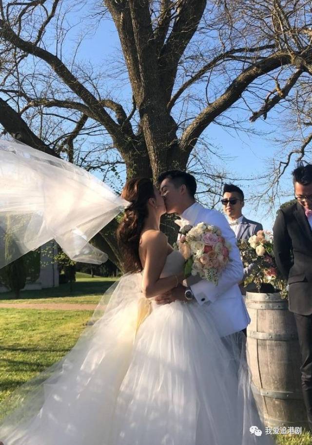 黃心穎三家姐今日結婚,曬合照祝福