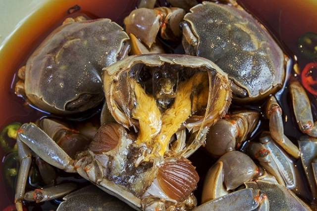 醉螃蜞 材料:活螃蜞1000克,姜100克,辣椒适量,花椒少许,白酒,盐,生抽