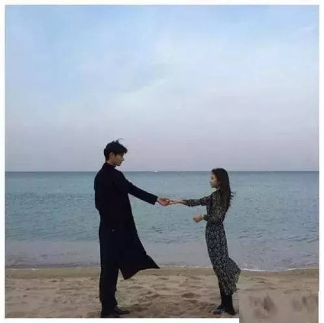 你可以想象成自己是电影里的男女主角,在互相演戏!你看我我看你!