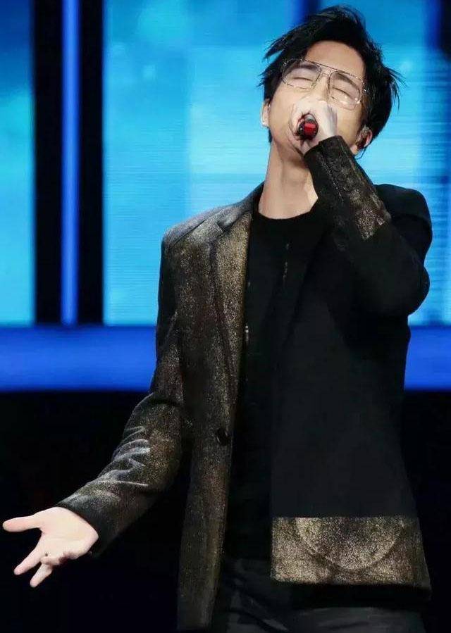 明星唱歌的招牌动作,费玉清望天,张学友拈花指,薛之谦的最搞笑