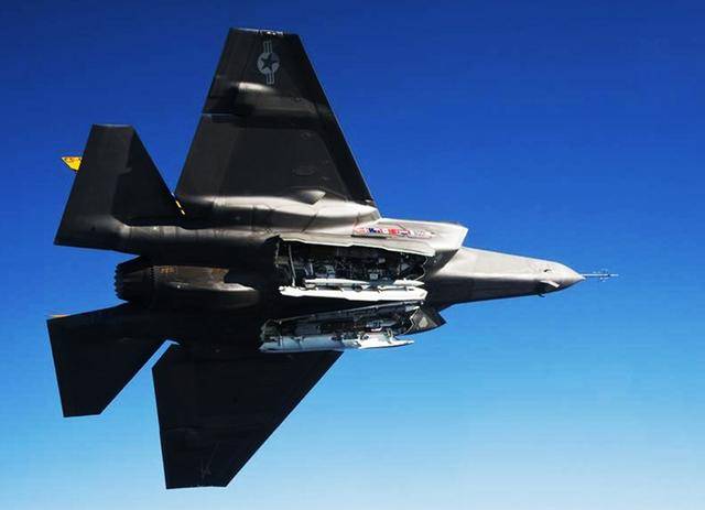 图为美军f-35a型战斗机机腹弹仓开启状态