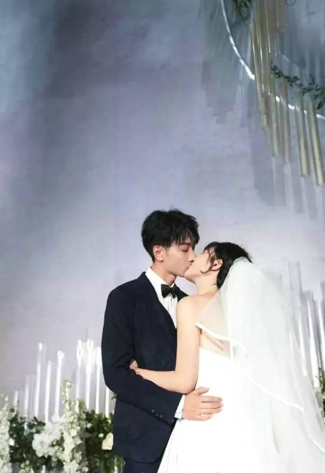 华晨宇和老婆婚纱照图片