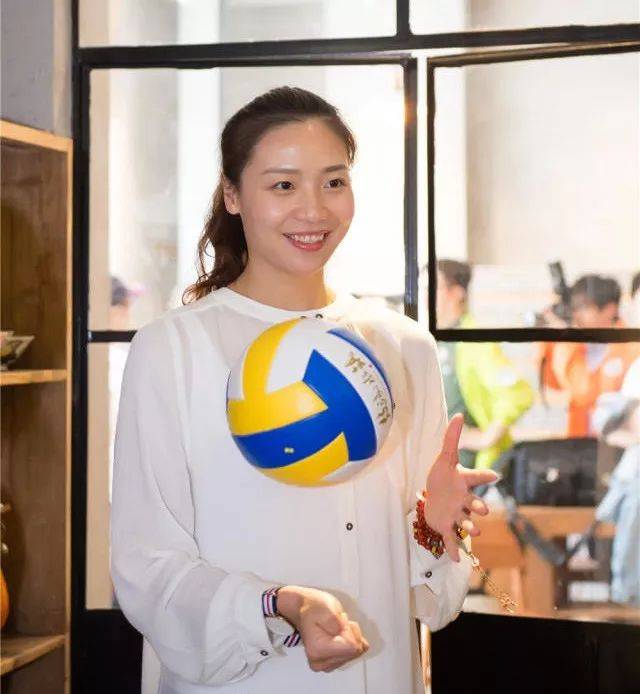 中国女排美艳队长,退役后嫁给陪练教练,婚后生活幸福名利双收