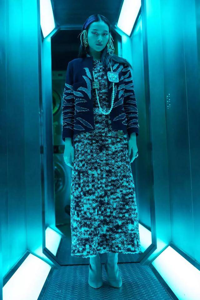 36cm/平铺胸围42cm/衣长86cm 12 品牌: christian dior 设计师: april