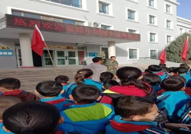 10月20日早读结束后,民丰县城小学组织各年级中优秀班级到部队参观.