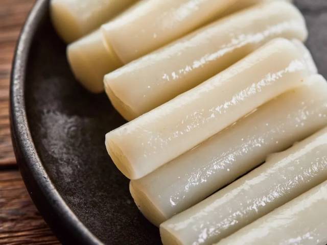 年糕,是用东北优质大米为原料,采用水磨工艺制成的.