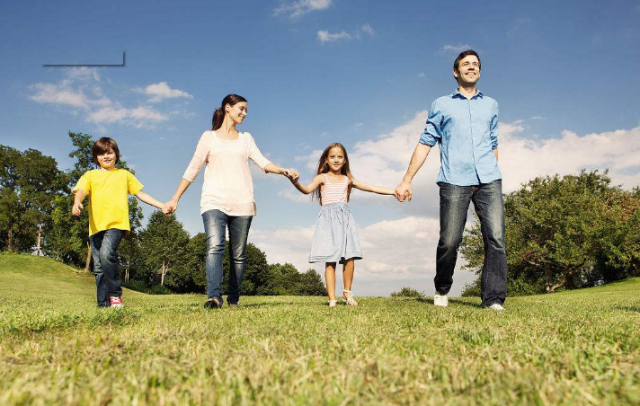 一家人外出,3种不同走路方式,家庭是否幸福一目了然,别不信