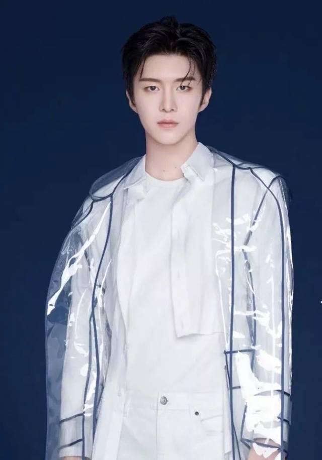 花钱减压|何仙姑身披机能风衣机场下凡,pvc塑料外套春夏秋冬都能打!