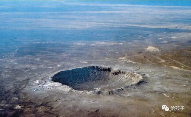 小行星撞击地球与火山喷发所造成的环境剧变,导致白垩纪末生物大灭绝