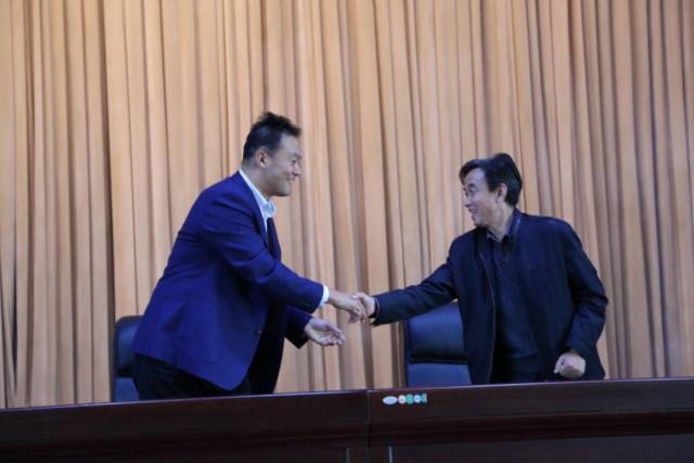 利津县政府副县长王乃全与农业智库专家签约