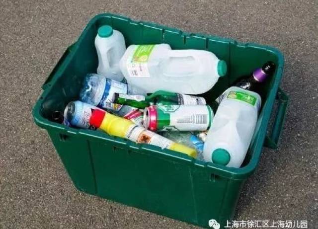 生活中产生的塑料玻璃等废弃物制品也可以回收再利用.