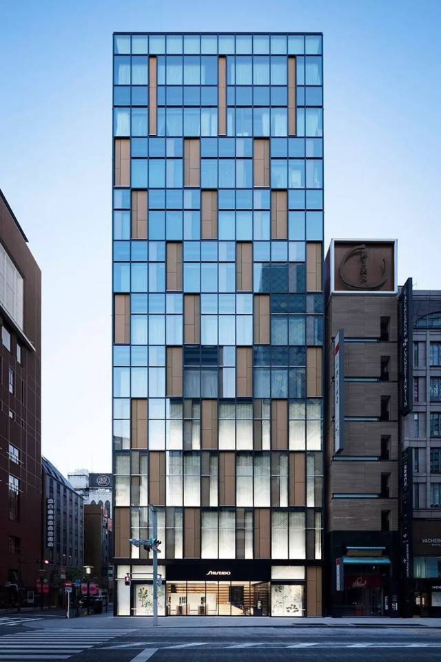 整栋建筑的外立面由玻璃幕墙和橡木板来装饰,虚实对比,序列感十足.