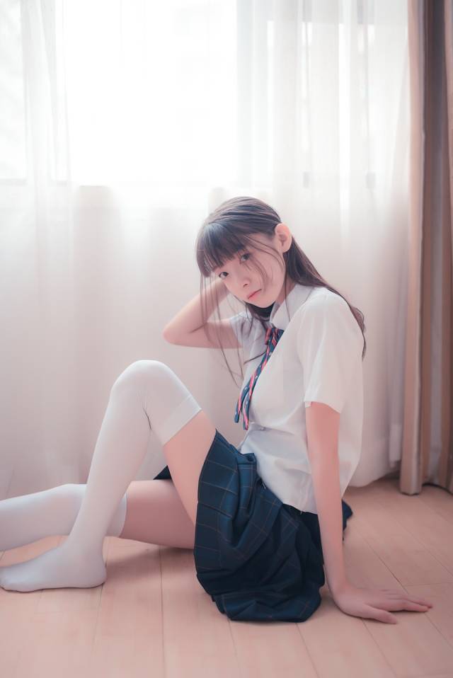 邻家白丝清新学生服女孩清纯写真