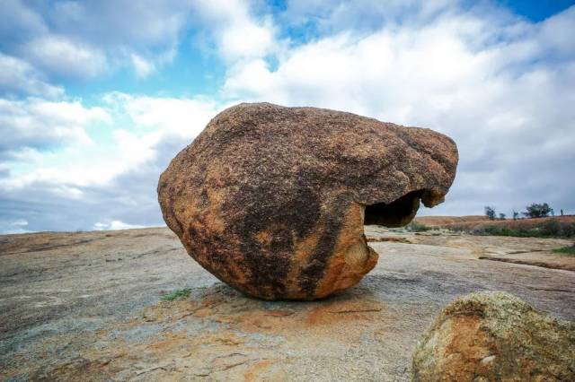 波浪岩的顶部还有这样一个中空的大石头, 不知巍然屹立了多少年.