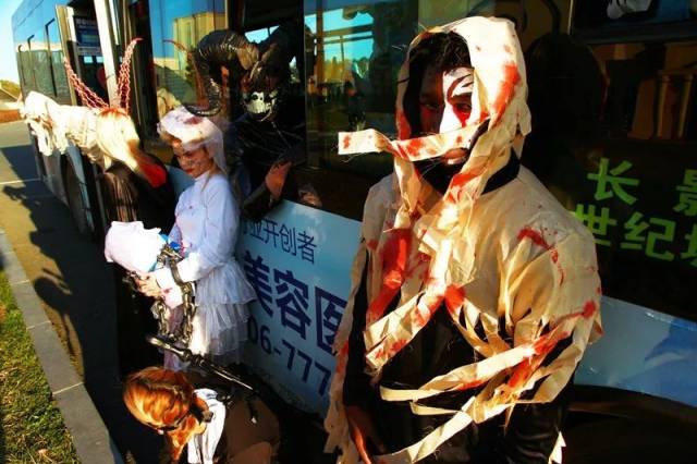 " "虽然鬼怪向我吐舌头,但是感觉有点呆萌" "坐车遇见鬼,也是没谁了!