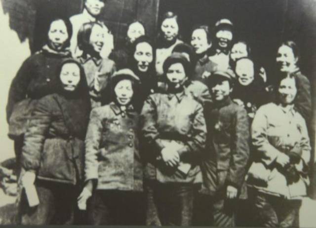 高龄的当年女红军李玉南,是参加妇女独立营的第一批女战士.