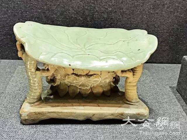 元景德镇窰青白釉划花莲叶形瓷枕.大公报记者黄宝仪摄