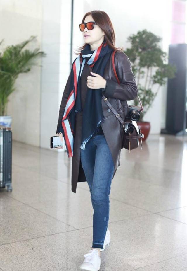 梅婷机场又穿皮衣,这次搭配牛仔裤感觉大不同,清新文艺多了