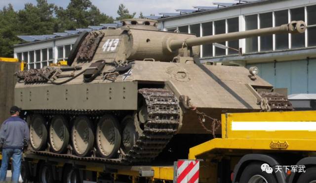 这是一辆被德国私人收藏家保有的黑豹a型,装甲上涂满了防磁装甲,照片