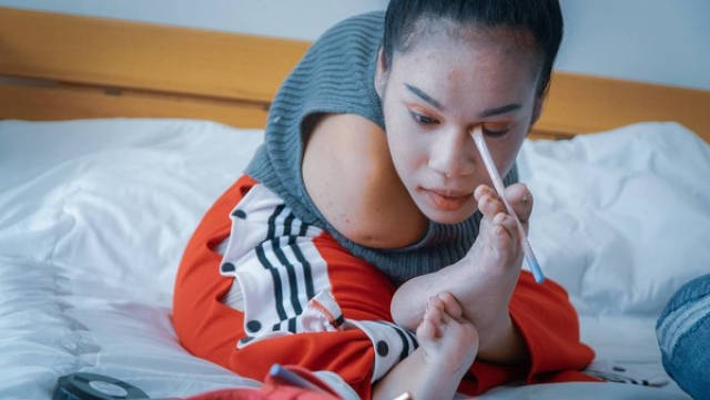 18岁无臂少女"靠脚化妆"成网红!粉丝超过17万,还想当模特儿