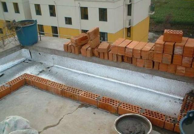 自己在楼顶上砌了个花坛成本不到80块邻居都说好看