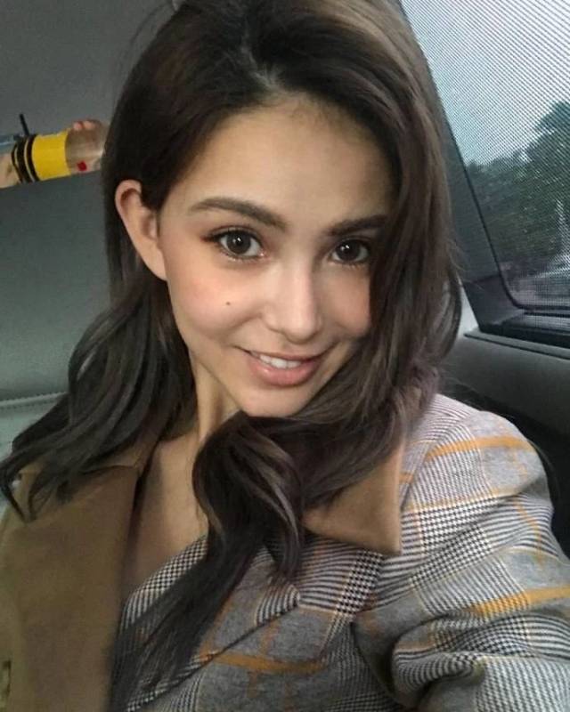 26岁昆凌放电式自拍,42岁舒淇放电式自拍,谁的电力更足?