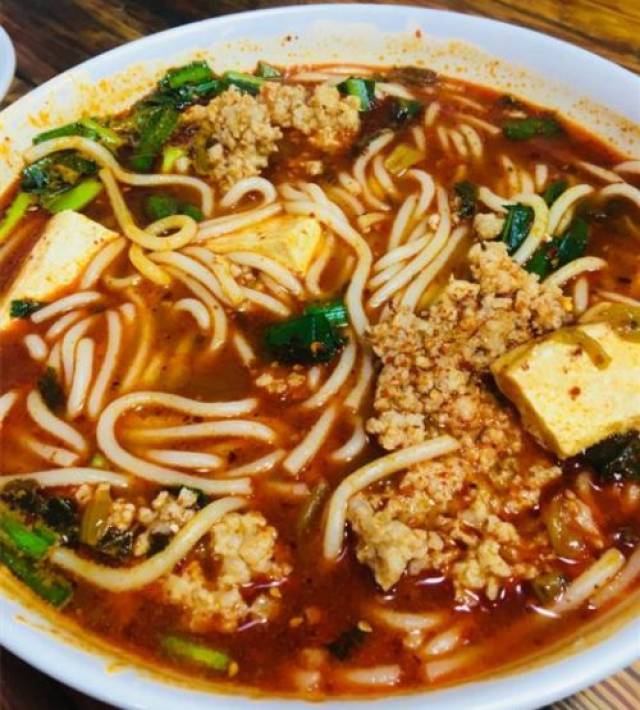 肉酱意面; 地址:盘龙区白塔路东风巷昆十中对面 铁朋小锅米线 它家很