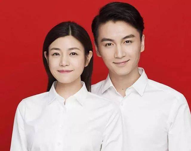 明星穿白衬衫拍结婚证件照,赵丽颖夫妻笑容一