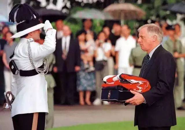 【 末代港督彭定康的最后一天 】