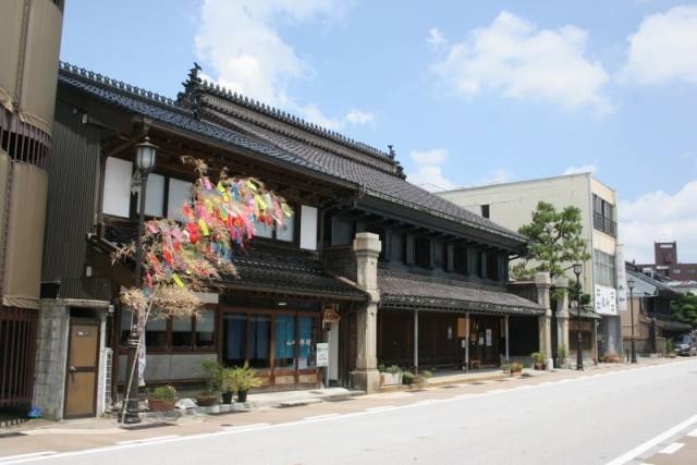 日本旅游攻略:富山县高冈市必去景点 历史况味浓厚的城下町