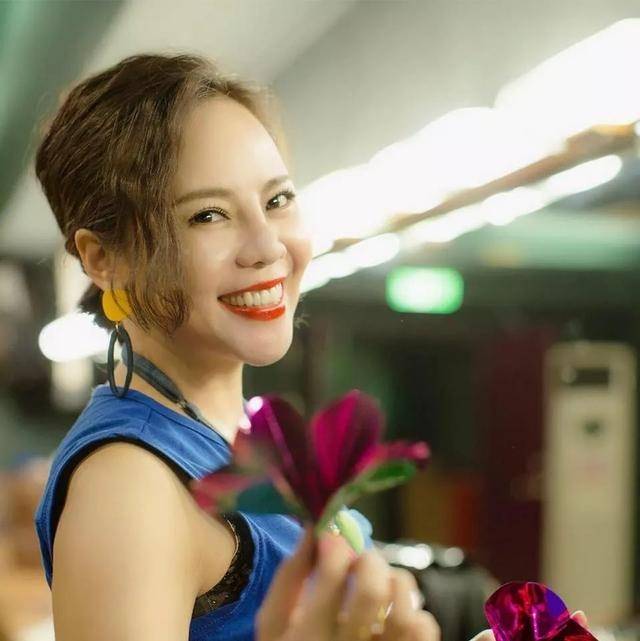 现在的锦雯46岁,依旧爱笑,和老公结婚12年却膝下无子,经历过开店店倒