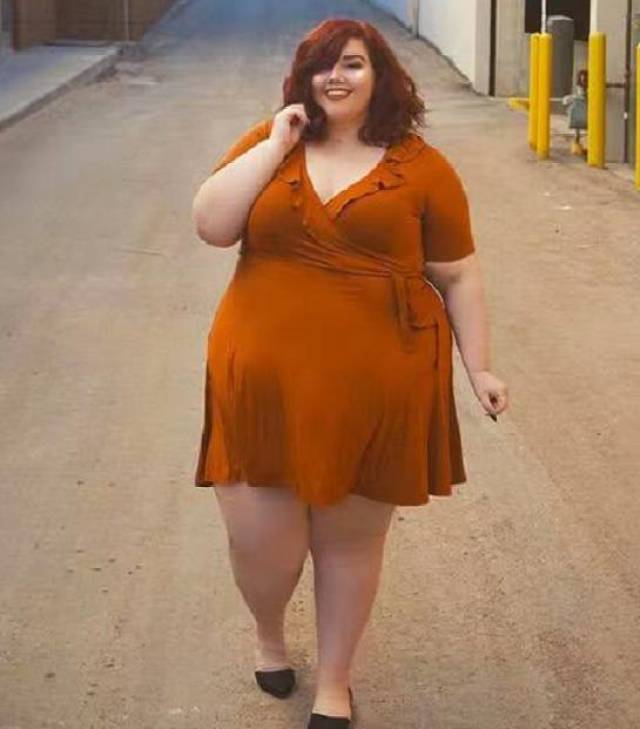 女孩子很可爱很萌的样子,不过这位胖妞的体重好像是有点超标了,有300