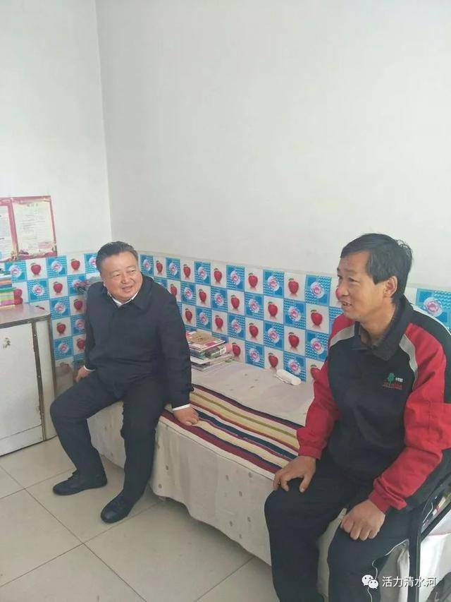 王恒俊深入喇嘛湾镇走访看望贫困户